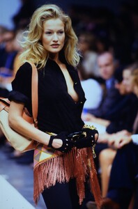 1712604715_GUCCI-SPRING-1993-KAREN-MULDER(3).thumb.jpg.6dc91b10f14b4fd2231b16d530dce23c.jpg