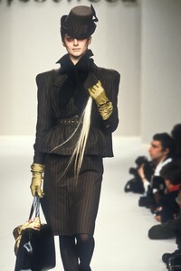 1719189634_VivienneWestwood1996WomenRTW12.thumb.jpg.3ee5fe7adc1a7d9439360b5eff1f75ba.jpg