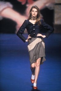 1722823686_VivienneWestwood1999WomenRTW60.thumb.jpg.0410c3aee73ec71d28f08cf7ca2b88fc.jpg