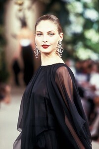 1730114064_YvesSaintLaurent1998HauteCouture154.thumb.jpg.7a6294d7cd071131b99e9823decaf5ad.jpg