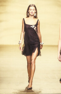 1741739588_Blumarine2000WomenRTW2.thumb.jpg.e3d427fe0e9569218491f93943d25636.jpg