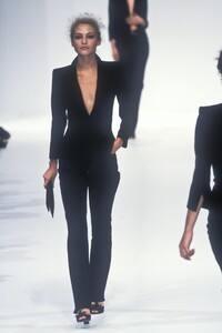 1769323450_SoniaRykiel1997WomenRTW1.thumb.jpg.45233695cb73577c4f898999e5c0e4bf.jpg