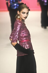 1774950856_YvesSaintLaurent1996WomenRTW122.thumb.jpg.4cd51eb0ceccfdea8c2682adedf34642.jpg