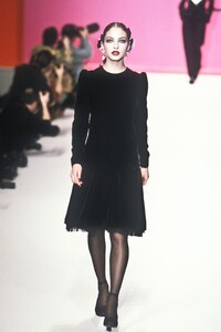 1781345899_YvesSaintLaurent1996WomenRTW95.thumb.jpg.cce4e0799e153965d704af1aee06ba3e.jpg