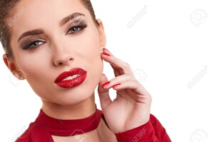 75669371-portrait-d-une-jeune-femme-brune-de-bonne-humeur-dans-posing-robe-rouge-et-en-détournant-les-yeux-s.jpg