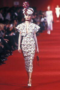 1802657726_Givenchy1997Kirsty.thumb.jpg.17196934df653cbb72e3a72f5548e4b6.jpg