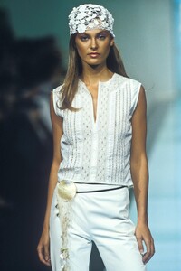 1826119477_Valentino2000WomenRTW28.thumb.jpg.15a7892186f7521bf30a07db019c9482.jpg