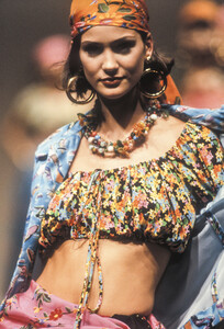 1829937113_Moschino1996WomenRTW82.thumb.jpg.e1145ee8d4ee0215ca8923f8307855f6.jpg