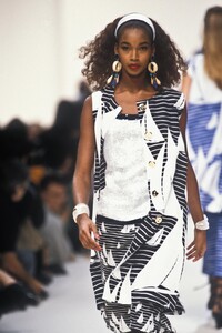 1839020375_YvesSaintLaurent1992WomenRTW53.thumb.jpg.4b7a536e540a1d76745248f4d666516d.jpg