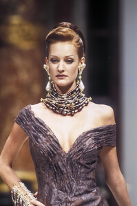 1876512264_HanaeMori1993HauteCouture67.thumb.jpg.000c55873807e5d01220a0e9fa8813c4.jpg