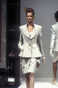 1879937234_HanaeMori1993HauteCouture55.thumb.jpg.03a1d56234fb51cb511d5d9ef8fdd637.jpg