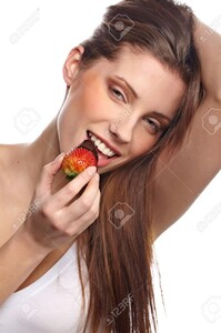 8878386-Belle-femme-avec-fraises--Banque-d'images.jpg