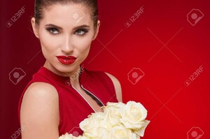 72770550-portrait-d-une-belle-jeune-femme-souriante-tas-de-détention-de-roses-blanches-et-en-regardant-la-ca.jpg