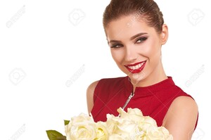 71589412-femme-tenant-bouquet-de-roses-blanches-et-en-regardant-la-cam-ra-Saint-Valentin-cocept-Banque-d'images.jpg