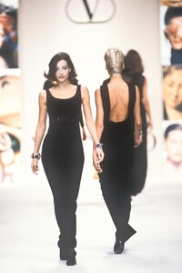 197585184_Valentino1991Fall(5).thumb.jpg.02744eeb839fb98d56e05e43f3039d91.jpg