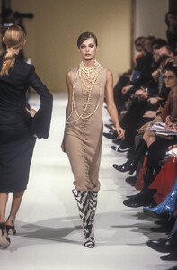 1979943372_AntonioBerardi2000WomenRTW57.thumb.jpg.57a35d43786de86d9235a490201d1212.jpg