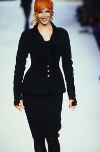 1982410501_ChanelCoutureFall1992(8).thumb.jpg.1dd1103a56056fbd379b5557bb4202bf.jpg