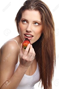 8878383-Belle-femme-avec-fraises--Banque-d'images.jpg