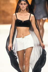 2012188827_RifatOzbek1994WomenRTW42.thumb.jpg.1ed056f0b65419c4b93083950929e73b.jpg