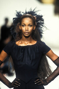 2013611034_ChanelCoutureSpring19949.thumb.jpg.96b51272901ebffdaa9401577aba7a74.jpg