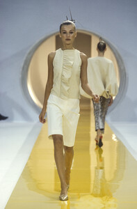 2022741349_NinaRicci2000WomenRTW29.thumb.jpg.452b747594fcb5b5b9fecba121ac777c.jpg