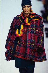 2034346241_OSCAR-DE-LA-RENTA-FW-1991(4).thumb.jpg.b2e3f27bacf5c8dd44fda16a1343f036.jpg