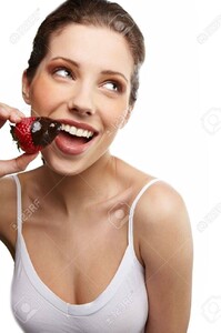 8938445-Femme-souriante-avec-fraises-au-chocolat-Banque-d'images.jpg