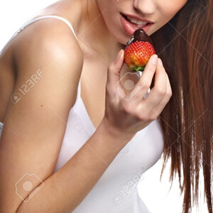 8878380-Belle-femme-avec-fraises--Banque-d'images_1.jpg