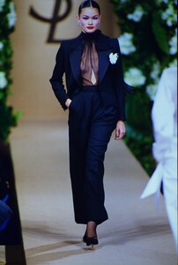 2064143413_YvesSaintLaurentCoutureSpring1999(18).thumb.jpg.6e14644473c41e52849f69210898449f.jpg