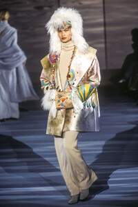 2067779738_LouisFeraudCoutureFall19991.thumb.jpg.fad1e8495bda5988673fed8b17ec122a.jpg