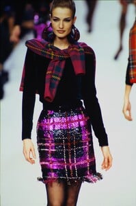 2096707669_OSCAR-DE-LA-RENTA-FW-1991(1).thumb.jpg.ce8e40db87626f55948fb092b416c9ce.jpg