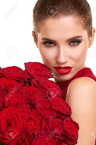 71589424-Beau-mod-le-posant-avec-des-roses-rouges-dans-le-studio-La-Saint-Valentin-Banque-d'images(1).jpg