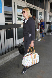 Amber+Valletta+Amber+Valletta+Seen+LAX+-H5HuD9-kkyl.jpg