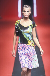2126490568_ChristianLacroix2000WomenRTW15.thumb.jpg.a6b9ef4fd4e4dc35ead5937492223c20.jpg