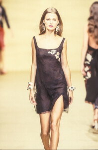 2126591189_Blumarine2000WomenRTW3.thumb.jpg.71de60777d89c69bcf2e4be7b95bd920.jpg