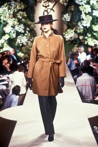 2130162996_YvesSaintLaurent1998HauteCouture24.thumb.jpg.95bd05d40b21c6a6edf57e142e9ae66c.jpg