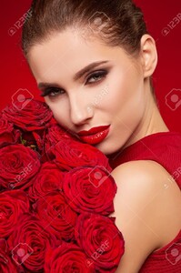 72865851-Belle-femme-surprise-avec-des-l-vres-rouges-posant-avec-des-fleurs-dans-le-studio-sur-un-fond-de-jou-Banque-d'images.jpg