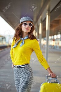 62845214-belle-jeune-femme-avec-une-valise-est-en-attente-d-39-un-train-Banque-d'images.jpg