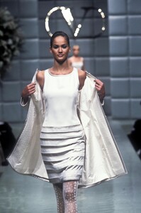 214011995_Valentino1996HauteCouture89.thumb.jpg.54a7b32dfa0c226a7a3769c9835de27d.jpg