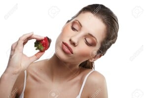 12114075-portrait-de-femme-couch-e-avec-une-fraise-Banque-d'images.jpg