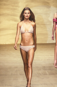 24688543_Blumarine2000WomenRTW50.thumb.jpg.3e06d504fe5a54c28c3d1088ce611c1a.jpg