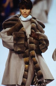 266884009_jennifer-flavin-dior-fw-1991(1).thumb.jpg.80c63443fd784139fd4cd946f84ea150.jpg