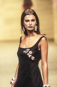 272025748_Blumarine2000WomenRTW4.thumb.jpg.2284542e74167e55ad180f4df8f191ae.jpg