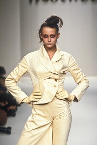 309743354_VivienneWestwood1996WomenRTW94.thumb.jpg.6be7496101ba106c357ca8d4df6db08c.jpg