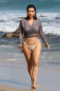 33032328-8720679-Hitting_the_waves_Kim_Kardashian_enjoyed_a_day_dipping_into_the_-a-47_1599782727113.jpg