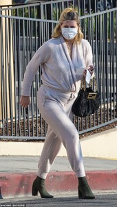 33841924-8792905-Stylish_star_Mischa_Barton_stepped_out_in_a_ribbed_cream_pant_su-m-5_1601528018158.jpg