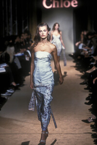 345344233_Chloe1998WomenRTW25.thumb.jpg.8fe4f93e16d4214da71a886e35e5d56f.jpg