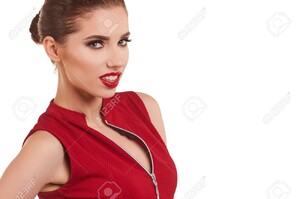 72218455-Portrait-d-une-jeune-femme-gaie-brune-en-robe-rouge-posant-et-en-d-tournant-les-yeux-sur-fond-blanc-Banque-d'images.jpg