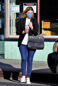 35802182-8960393-Errands_Mischa_Barton_was_seen_looking_stylish_in_Los_Angeles_on-a-6_1605672907181.jpg