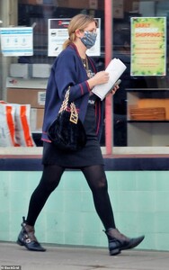 36577854-0-Casually_stylish_The_former_star_of_The_O_C_added_black_tights_a-m-55_1607405262955.jpg